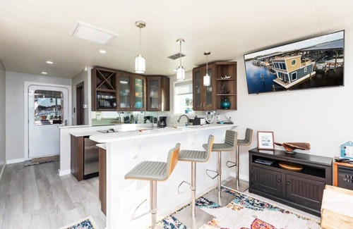 Fleming Island Boat Rental | New Floating Luxury: Unique Houseboat Retreat