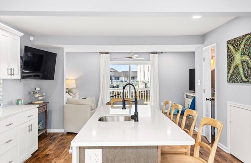 Heron Harbour Isle House | New for 2025! Stunning 3 BR, Waterfront w/BOAT SLIP, sleeps 8 FREE Linens/Towels