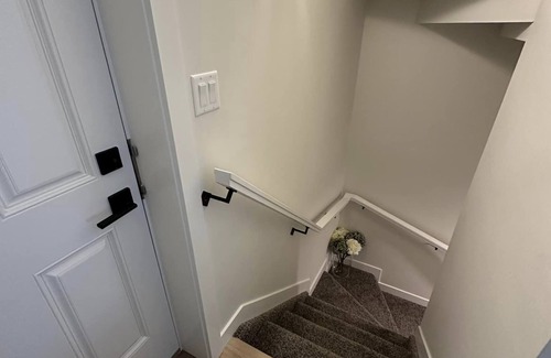 Southwest Edmonton House | New, fresh, affordable, homey, 10 mins to the Edmonton Intl Airport.