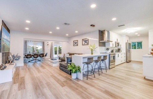 Croissant Park House | NEW! Friendly Fox Luxury Pool & Spa - Near DT & Beach