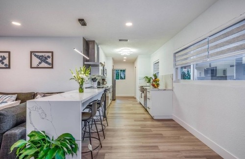 Croissant Park House | NEW! Friendly Fox Luxury Pool & Spa - Near DT & Beach