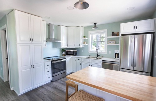 Stevens Point House | New! Fully furnished & fully stocked 2-bedroom 1 bath home in Stevens Point.