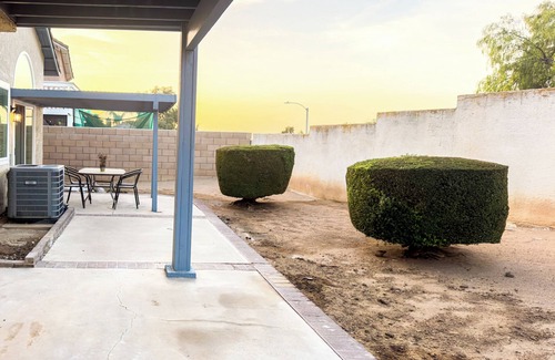 Southridge Village House | New Fully Remodeled Charming 4-bedroom home with WiFi & AC in brilliant Fontana