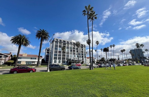 Alamitos Beach Condo | NEW fully remodeled apt in Long Beach
