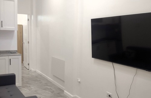 Sampaloc Apartment | New Furn 1 Br/1 Bath/Kitchen, Manila-Univ Belt, AC, Hot water, Wifi, Netflix -u1