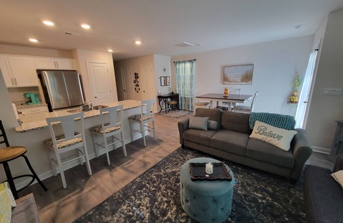 Carthage House | New Furnished Townhome Near Hospitals & Golf