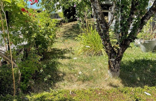 Labrousse Apartment | New garden level of 33 m2 in a house in the center of town. Shaded terrace