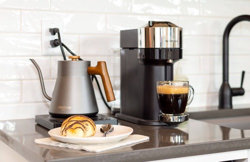 Victoria Apartment | New Garden Studio I ProClean I Skylight I Rain Shower I Nespresso I Free Parking