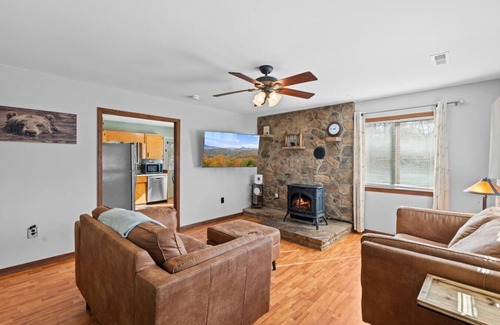 Gatlinburg Ski Chalet | New! GBurg + 1 Mile to Rocky Top! Hot Tub*Firepit