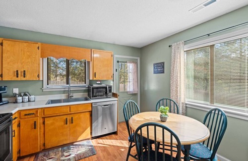 Gatlinburg Ski Chalet | New! GBurg + 1 Mile to Rocky Top! Hot Tub*Firepit