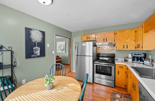 Gatlinburg Ski Chalet | New! GBurg + 1 Mile to Rocky Top! Hot Tub*Firepit