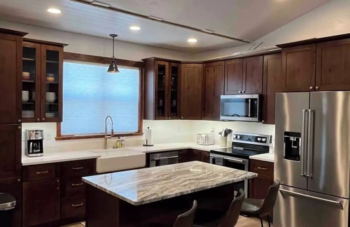 Kalispell House | NEW: Glacier Haus adventure base, hot tub!n