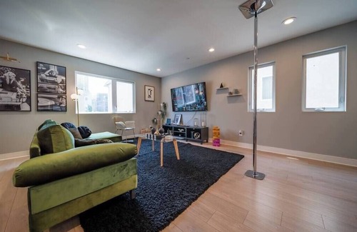 East Hollywood Apartment | New Glamorous 4 bed townhome 10 min from Universal