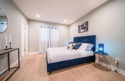 East Hollywood Apartment | New Glamorous 4 bed townhome 10 min from Universal