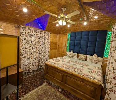 Dal Lake Boat Rental | New Golden Rose Group Of Houseboats
