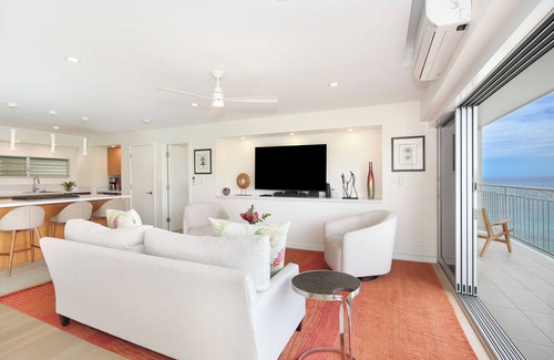 Waikiki Condo | NEW Gorgeous BEACHFRONT Condo with Fabulous Ocean Views! Fully Renovated!