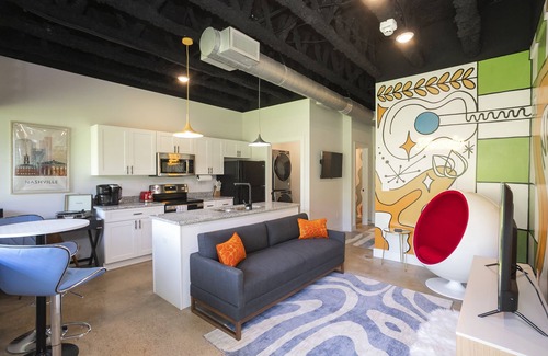 Nashville Condo | New! Groovy Oasis Near Airport and Downtown Nash!