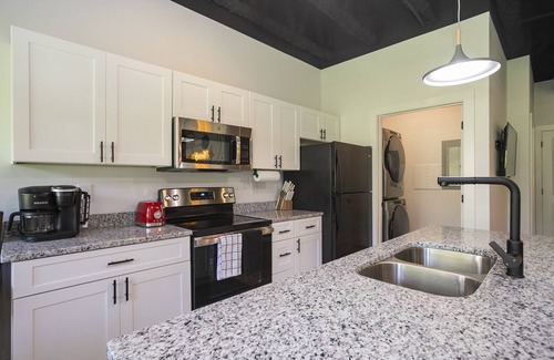 Nashville Condo | New! Groovy Oasis Near Airport and Downtown Nash!
