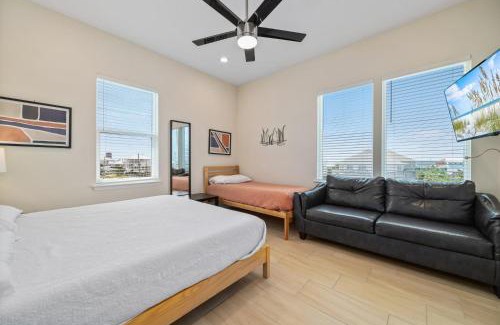 Villa Primera House | NEW Gulf Front with Game Room Family Friendly!