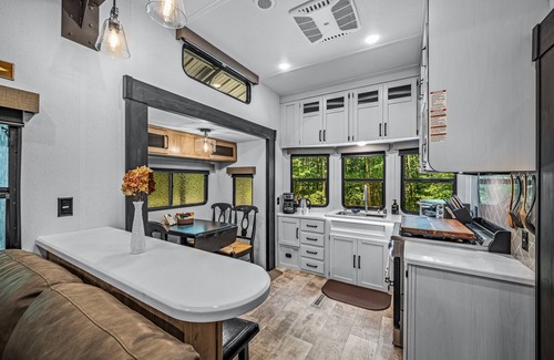 Fort Payne House | NEW Happy Glamper RV with large fire pit and deck! Cal King Bed | WiFi| Hammock