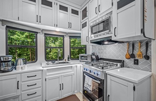 Fort Payne House | NEW Happy Glamper RV with large fire pit and deck! Cal King Bed | WiFi| Hammock