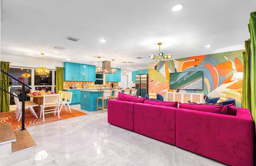 Town N County Park House | NEW~Heated Pool~Pickleball~Fire Pit~HotTub~MovieTheater~GameRoom~Playset~10 beds