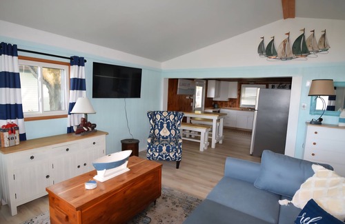 Lupton Cottage | New Henderson Lake Listing -AC Wi/fi Amazing lake views. Near Rifle River Access