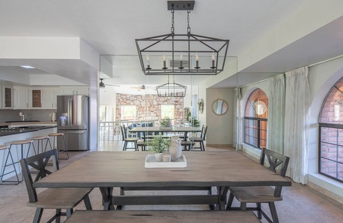 South Mountain House | NEW! Hidden mini movie theater, Game room, Putt putt, Pool, & MORE