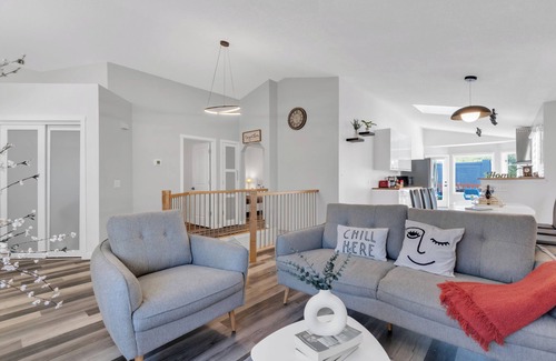 Calgary House | *NEW*HiddenGem*Discount*MovieTheatre*Deck*AC*Downtown 15'*Banff 60'*Bedrooms 4x