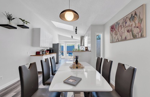 Calgary House | *NEW*HiddenGem*Discount*MovieTheatre*Deck*AC*Downtown 15'*Banff 60'*Bedrooms 4x