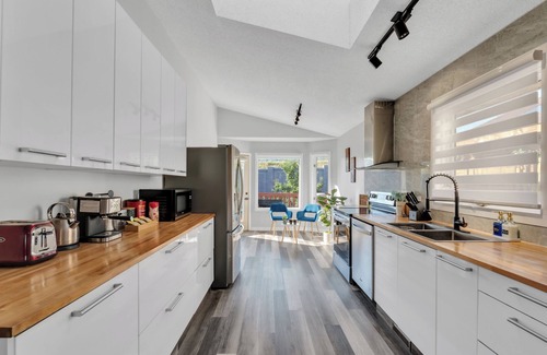 Calgary House | *NEW*HiddenGem*Discount*MovieTheatre*Deck*AC*Downtown 15'*Banff 60'*Bedrooms 4x