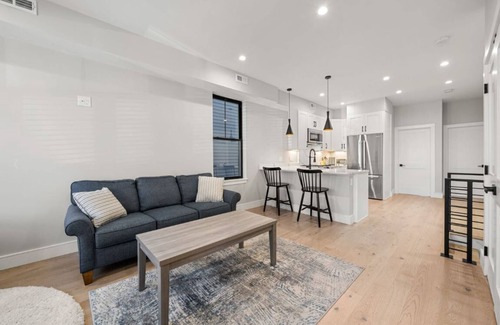 Harbor View - Orient Heights Condo | New high-end 3 bedroom near beach with parking