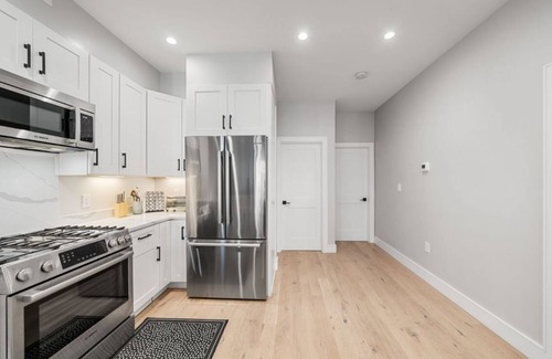Harbor View - Orient Heights Condo | New high-end 3 bedroom near beach with parking
