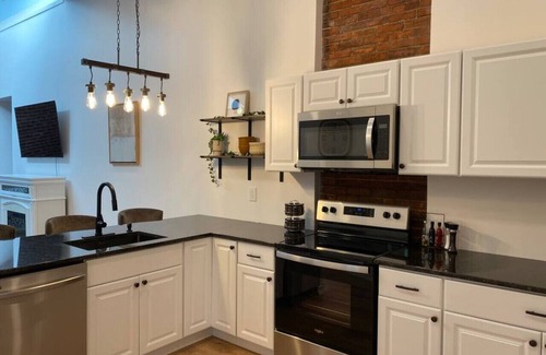 California Apartment | New! Historic & Renovated 3BR Riverside Suite