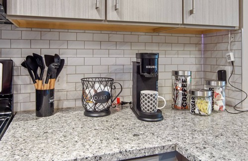 Loring Heights Apartment | *New Holiday Discount* Near downtown w/ Free Parking !!