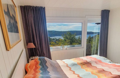 Svelvik House | NEW: Holiday home with sauna - hot tub - lake view renovated 2022