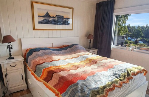 Svelvik House | NEW: Holiday home with sauna - hot tub - lake view renovated 2022