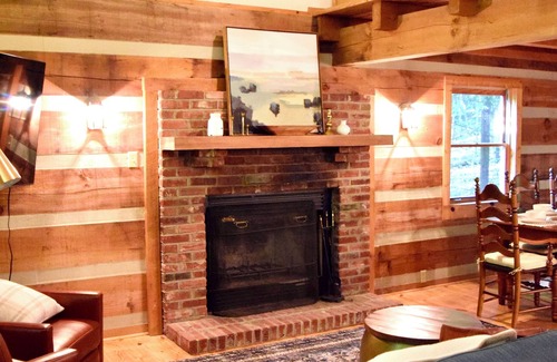 Rockford Cabin | NEW Hollybrook Cabin- 15 minutes from downtown Knox, but feels like the smokies!