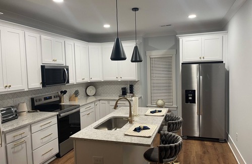 Apex House | NEW home above garage! Walk to downtown restaurants, shopping and entertainment!