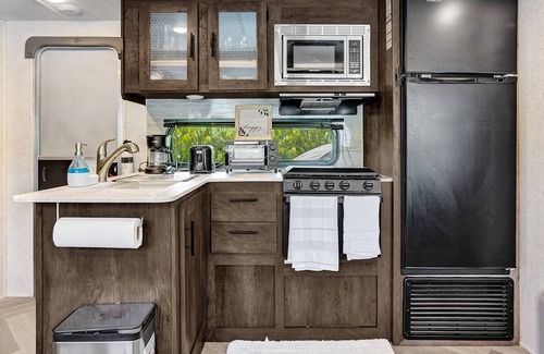 Margate House | NEW HOME CAMPER/RV TWO SEPARATE BEDROOMS WITH DOORS ONE BATHROOM.