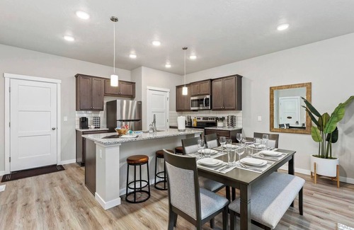 Meridian House | *New* Home ~ King Bed~ 4 TVs ~ WorkFromHome