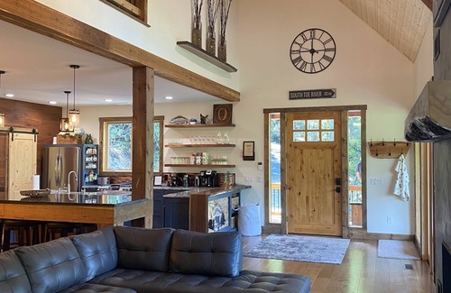 Burnsville House | New Home on South Toe River, Pet Friendly
