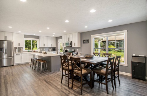 South Bend House | New Home! Quiet location- only 3 minutes to Notre Dame- Sleeps 12