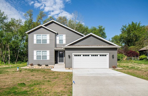 South Bend House | New Home! Quiet location- only 3 minutes to Notre Dame- Sleeps 12