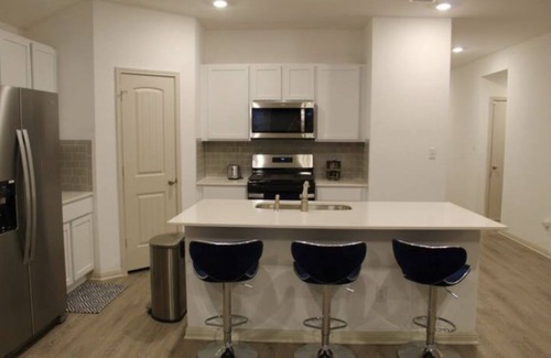 Hutto House | New Home, Quiet Neighborhood! Short 15 minutes away from Kalahari Resorts.