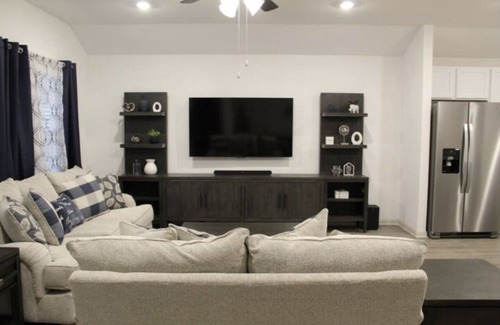 Hutto House | New Home, Quiet Neighborhood! Short 15 minutes away from Kalahari Resorts.