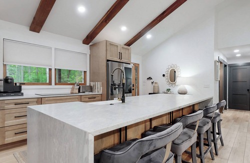 Sapphire House | New Home with a Private Trail/Waterfalls, Family and Groups