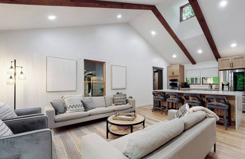 Sapphire House | New Home with a Private Trail/Waterfalls, Family and Groups