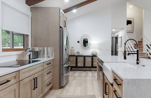 Sapphire House | New Home with a Private Trail/Waterfalls, Family and Groups