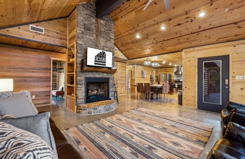 Ringold Cabin | New hot tub, beautiful views, secluded and quiet
